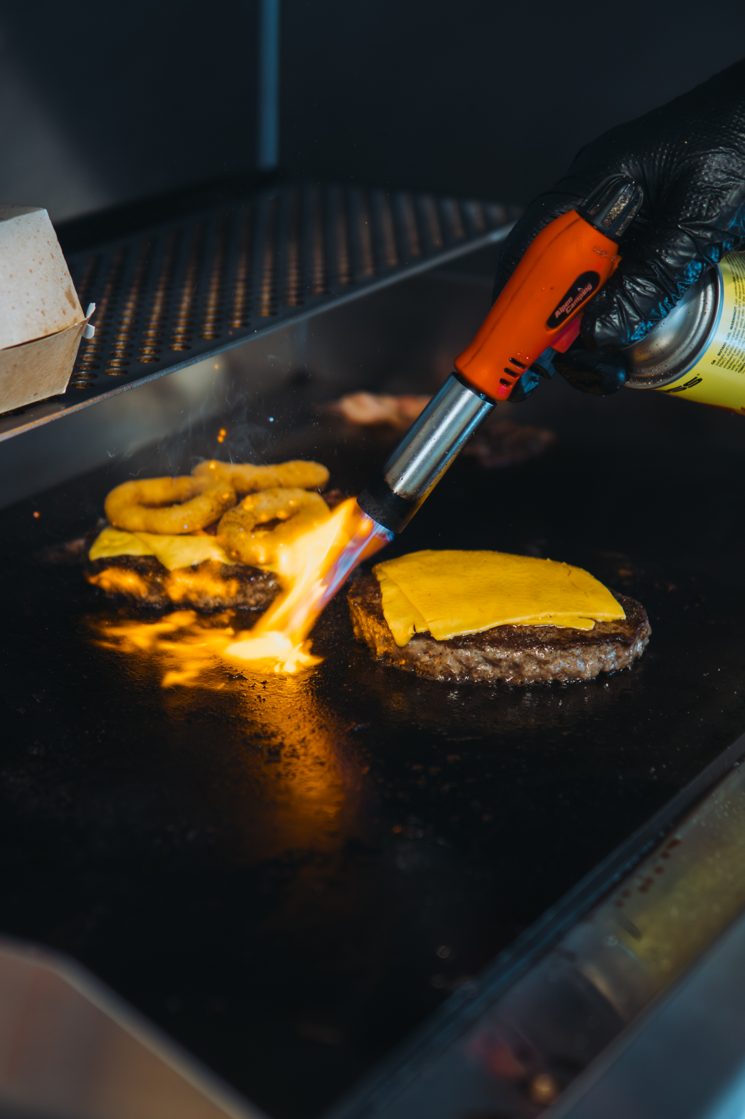 Fotografia kulinarna i wideo marketing dla burgerowni Krowa czy Kurczak